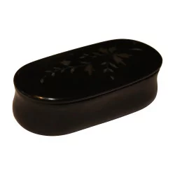 Petite boite en bois laqué noir avec décor en nacre sur