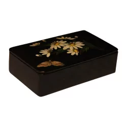 个黑色漆木盒子，顶部绘有花卉装饰，……
