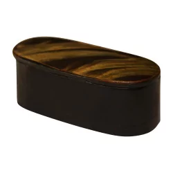 Box aus schwarz lackiertem Holz und Dekoration auf dem Deckel. 20. …