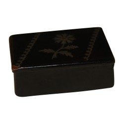 Boite à pilule en bois laqué noir et décor fleur en …