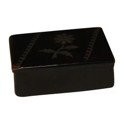 Pill box in black lacquered wood and flower decor in …