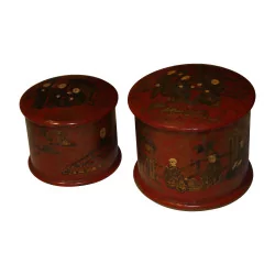 Jeu de 2 boites ronde en bois peint laqué rouge avec décor …