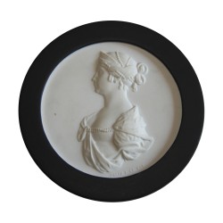 Médaillon en porcelaine de Meissen avec cadre en bois noir, …