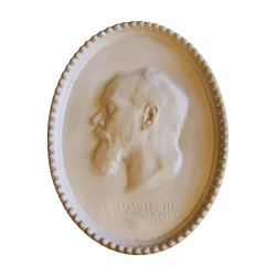Ovales Keramikmedaillon Ludwigs III., linkes Profil, datiert …