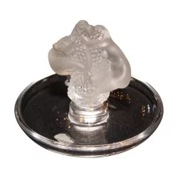 水晶展示上交织在一起的裸女雕塑……