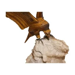 代表一只鹰的雕塑在水晶上的虎眼......