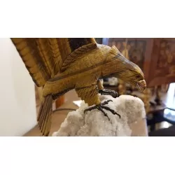 代表一只鹰的雕塑在水晶上的虎眼......