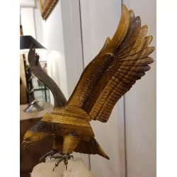 代表一只鹰的雕塑在水晶上的虎眼......