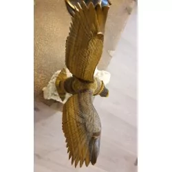 代表一只鹰的雕塑在水晶上的虎眼......