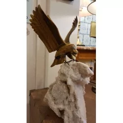 代表一只鹰的雕塑在水晶上的虎眼......