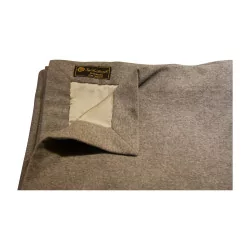 плед из ткани Loro Piana на подкладке из вечернего эпонжа серого цвета.