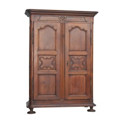 Louis XIV Kleiderschrank in Nussbaum mit Kleedekor an der Tür und …