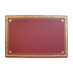 个带翻盖的皮革桌垫，颜色 18238 酒红色