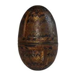 个鸡蛋盒，木头上用稻草装饰。 19世纪