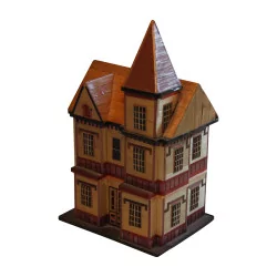 Schachtel mit verziertem Strohhalm in Form eines Hauses, Öffnung im …