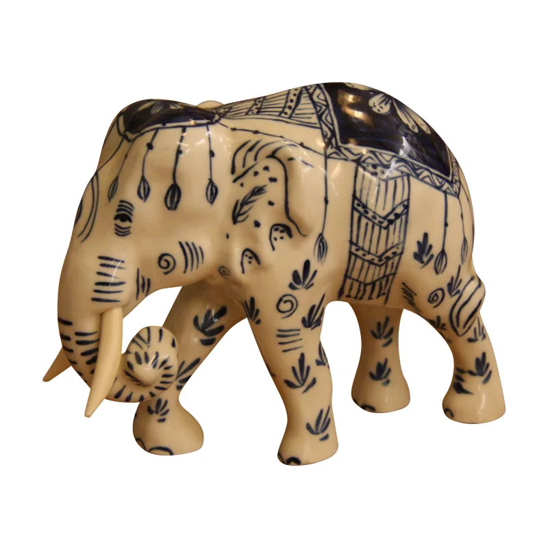 Elephant in white porcelain with blue painted decorations on it... - Moinat - Chinaware, Porcelain