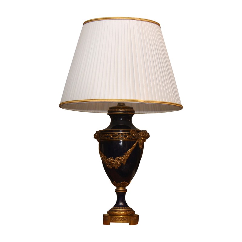 Lamp in blue Sèvres porcelain and gold decorations, with … - Moinat - Table lamps Lamp in blue Sèvres porcelain and gold decorations, with … - Moinat - Table lamps