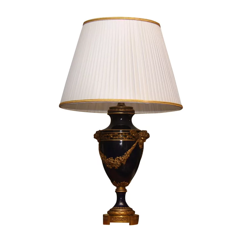 Lampe en porcelaine de Sèvres bleu et décors doré, avec … - Moinat - Lampes de table