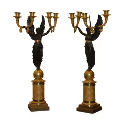 Paar Empire-Leuchter \"Geflügelte Frauen\", aus gemeißelter Bronze und …