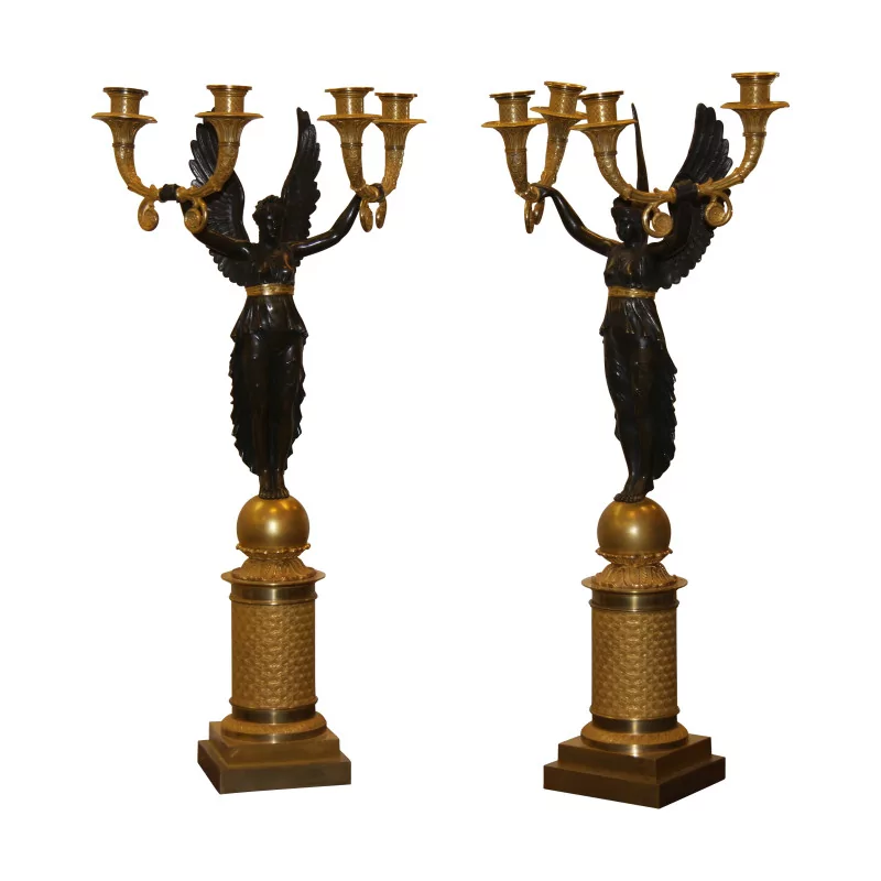 Paire de flambeaux Empire "Femmes ailées", en bronze ciselé et … - Moinat - Bougeoirs, Chandeliers