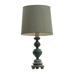Lampe avec pied en bois peint vert et abat-jour légèrement …