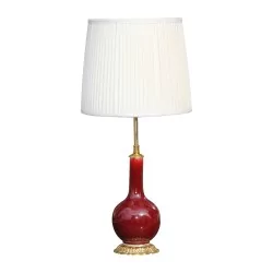 个紫红色中国瓷花瓶，安装在