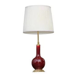 个紫红色中国瓷花瓶，安装在