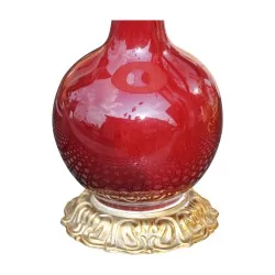 个紫红色中国瓷花瓶，安装在