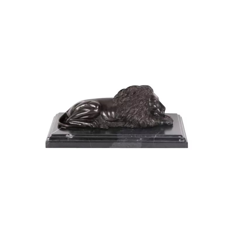 Statuette eines Löwen aus brünierter Bronze auf Marmorsockel (rechts). - Moinat - Dekorationszubehör