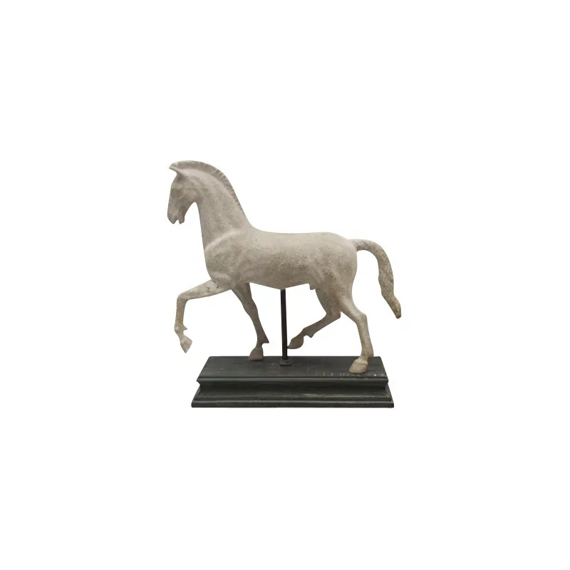 Statuette de cheval en pierre blanche sur socle. - Moinat - Salon des Lumières