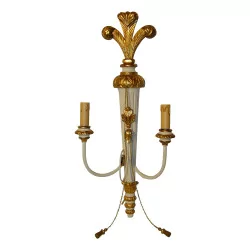 Настенный светильник Regency с двумя лампами из белого и позолоченного резного дерева.