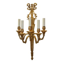 Applique Louis XVI torsadée à 5 feux en bronze doré et ciselé.