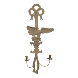 Applique en bois sculpté et laqué gris, avec bougeoirs.