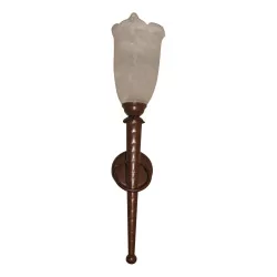 настенный светильник из кованого железа со стеклом, окрашенным в коричневый цвет.