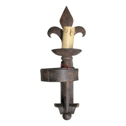 Applique gauche en fer forgé à 1 lumières.