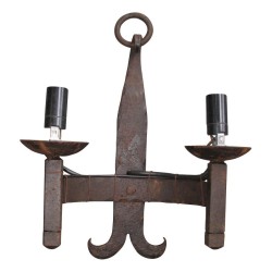 Applique en fer forgé à 2 lumières.