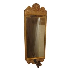 Applique murale en bois doré, avec miroir et bougeoir.