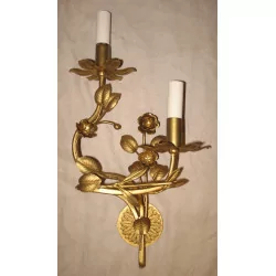 Wandleuchte „Blumen“ aus altgold patinierter Bronze, mit 2 Lichtern.