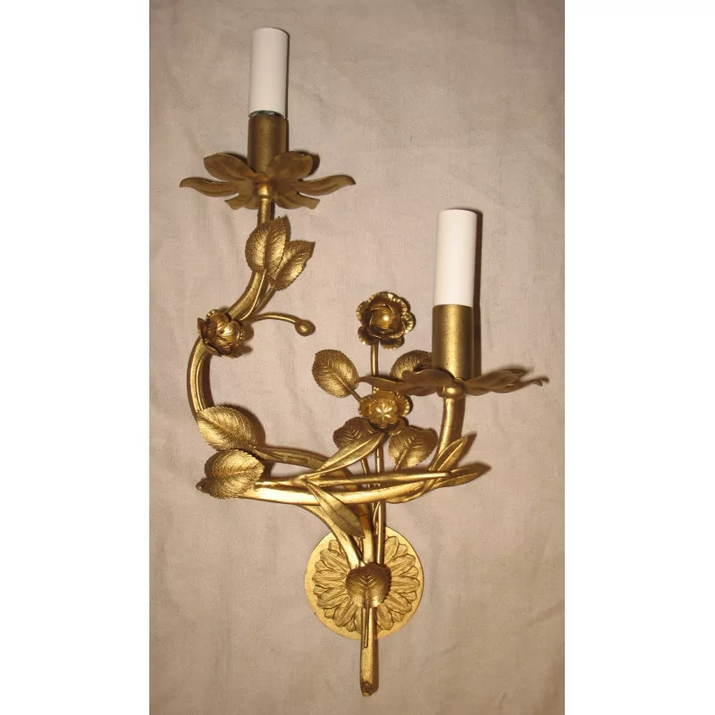 Appliques “Fleurs” en bronze patiné vieil or, à 2 lumières. - Moinat - Appliques murales