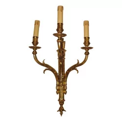 Louis XVI 3-flammige Wandlampe aus patinierter Bronze.