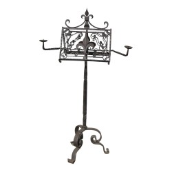 Lutrin en fer forgé, avec fleurs de Lys et 2 bougeoirs.