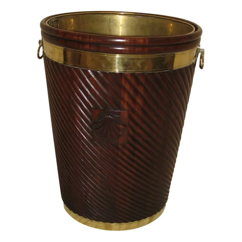 个雕刻木材和黄铜制成的“贝壳”盆，内部…… - Moinat - 壁炉配件