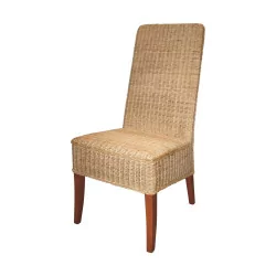 Moderner Stuhl aus Stroh und Geflecht mit Holzbeinen.