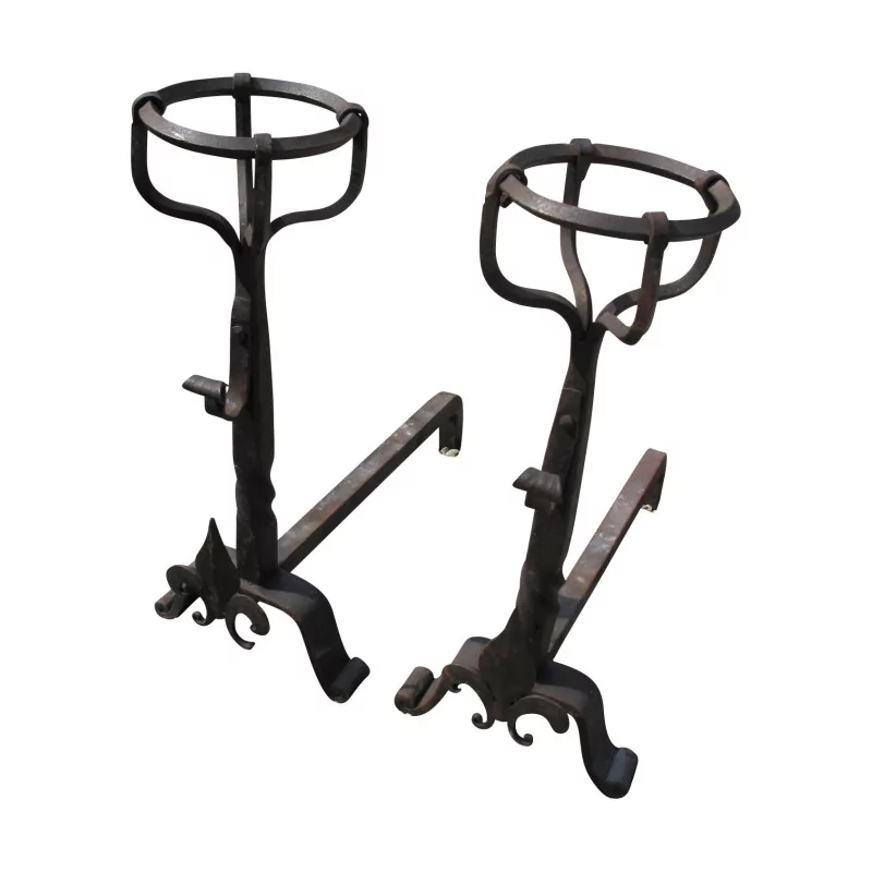 Pair of “Lys” large model andirons, in wrought iron. - Moinat - Firedogs, Andirons