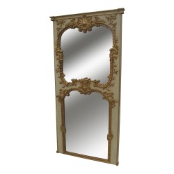 Trumeau en bois sculpté, peint en beige et doré.