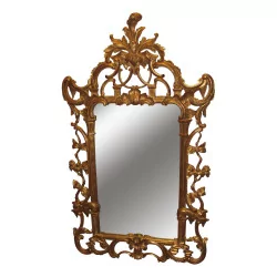 Miroir de style Louis XV en bois sculpté et doré.