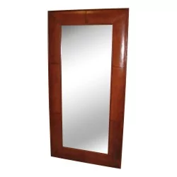 Большое мольбертовое зеркало из светлой патинированной кожи.