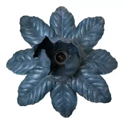 Потолочный светильник «Листья» из окрашенного в синий цвет листового металла.
