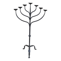 Chandelier en fer forgé à 7 lumières.