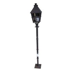 Lampadaire de jardin en fer forgé à 1 lumière.